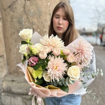 Букет с Хризантемами и Розами "Кружевная Нежность"