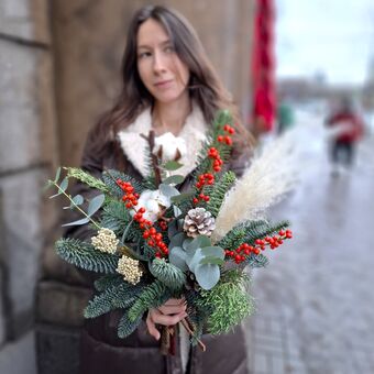 Зимний Хвойный Букет с Илексом и Хлопком "Сказка"