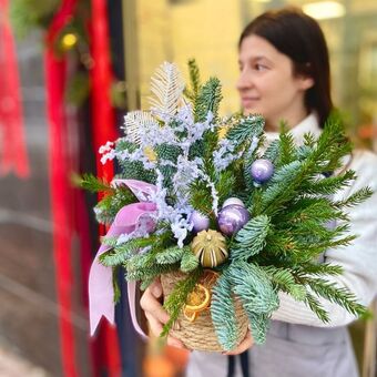 Новогодняя Композиция из Хвои в Корзине "Лиловая Снежинка"