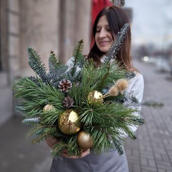 Хвойная Композиция в Корзине "Новогодние Огни"