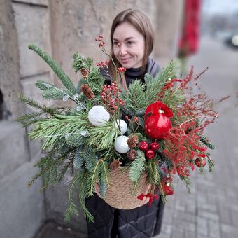 Новогодняя Композиция в Корзине "Клюквенный Сорбет"