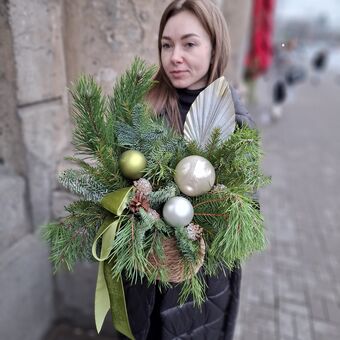 Новогодняя Композиция в Корзине "Торжественная Элегантность"