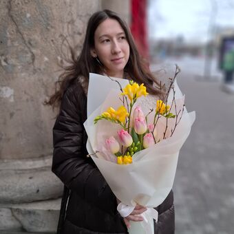 Букет с Нежными Тюльпанами и Фрезией "Весеннее Утро"