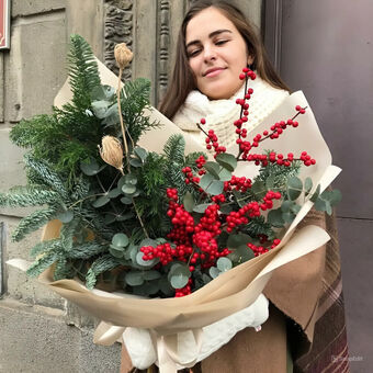 Зимний Букет с Хвоей и Ягодами Илекса